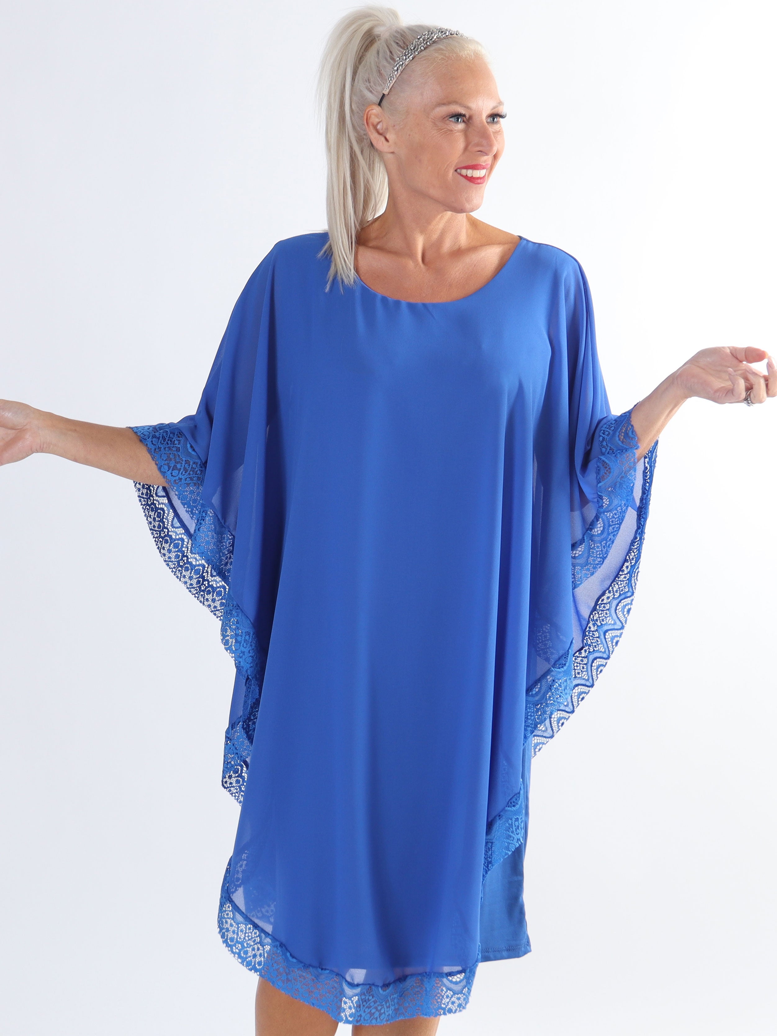 Kenya Edge - Plus size tunikaklänning med chiffonglager och spetskant